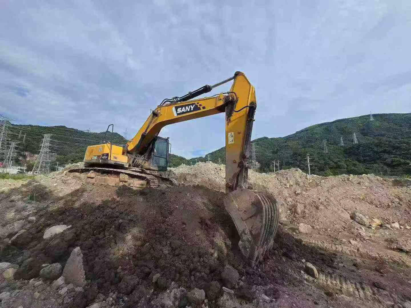 Buy Sany SY205C Used Excavator / 3 Buy Sany SY205C Used Excavator / 3