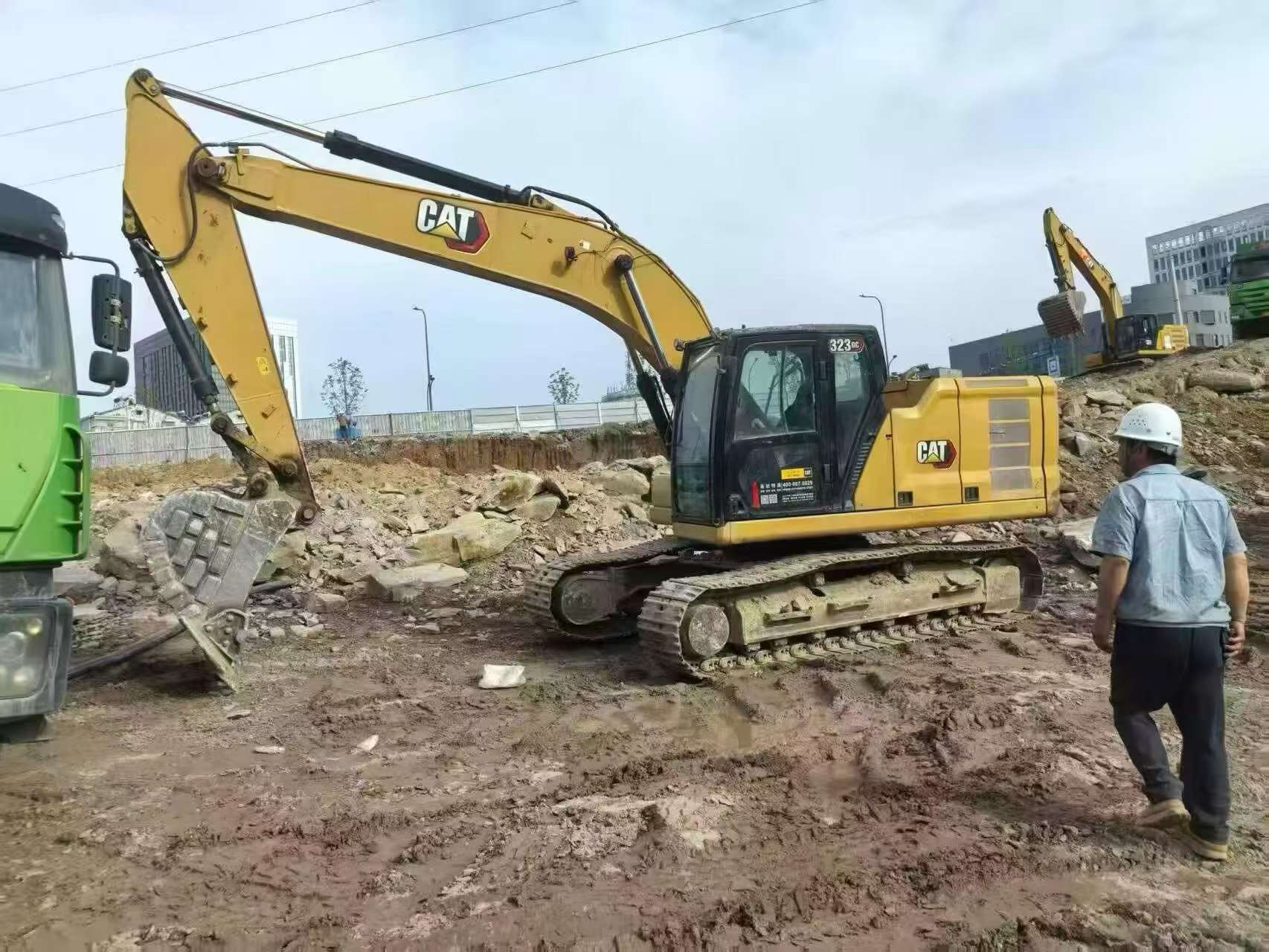 شراء حفارة Caterpillar 323 مستعملة / 2