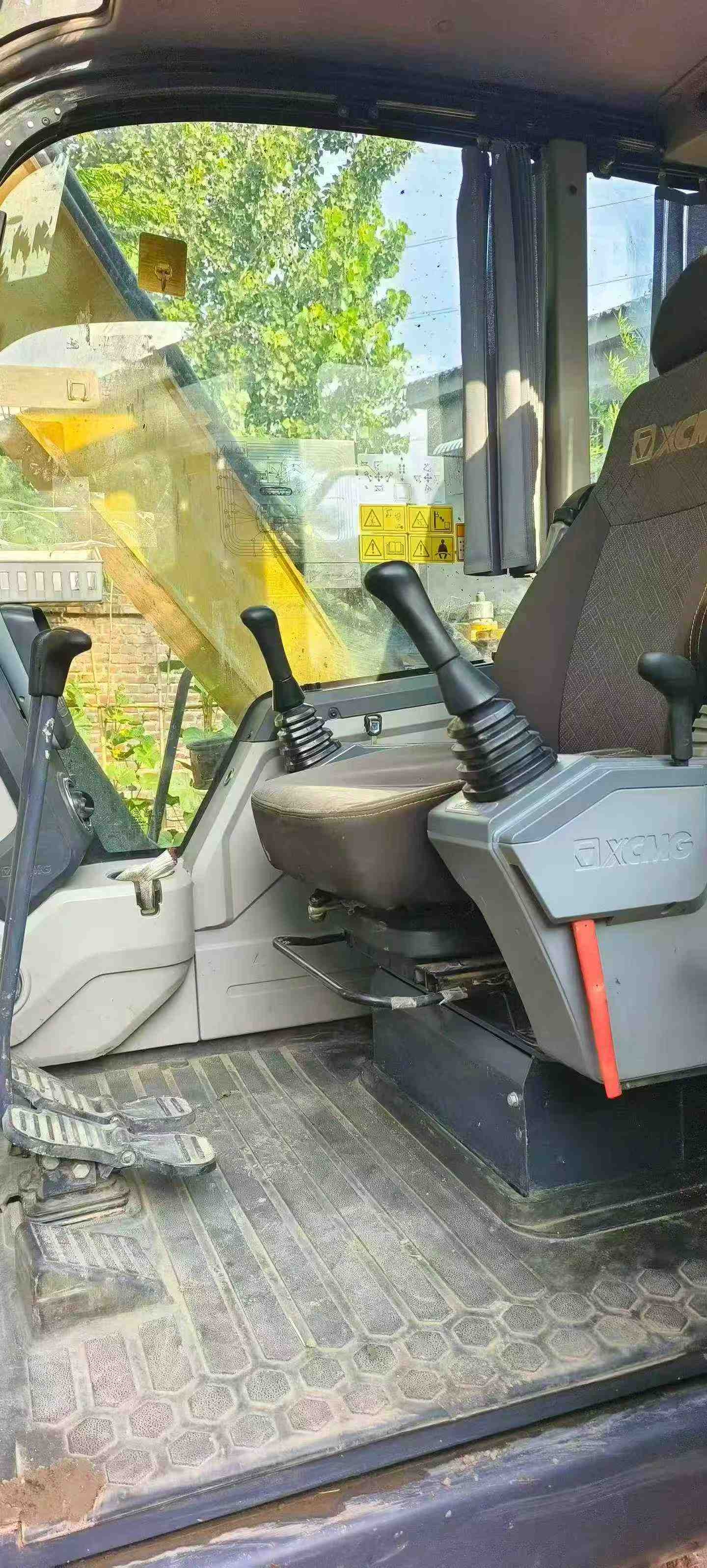 شراء حفارة XCMG XE75C مستعملة / 4