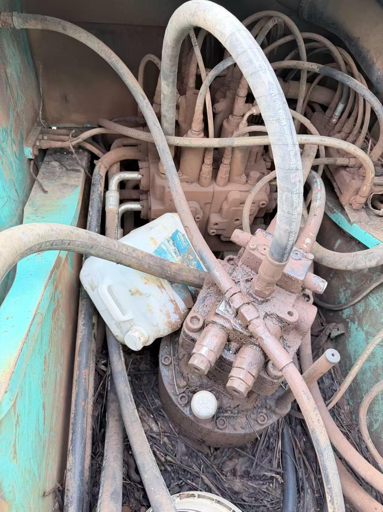 شراء حفارة Kobelco SK210-6 مستعملة / 4
