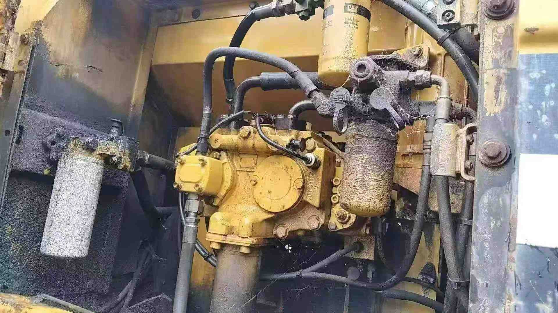 شراء حفارة Caterpillar 325B مستعملة / 6