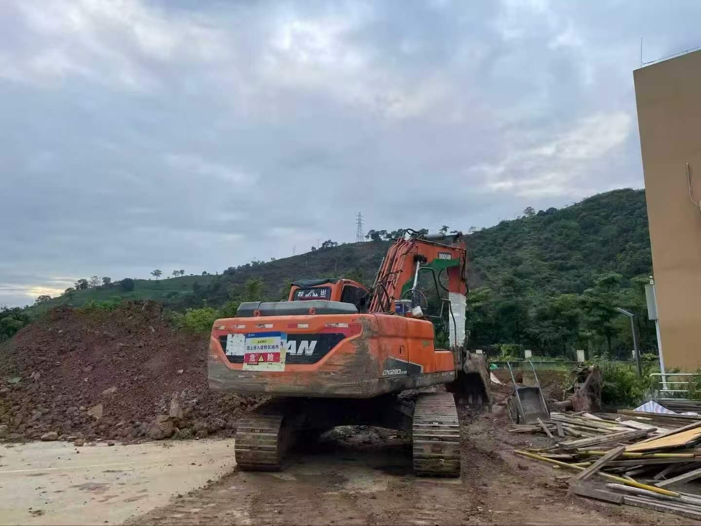 Compre Excavadora Doosan DH220-3 Usada / 2 Compre Excavadora Doosan DH220-3 Usada / 2