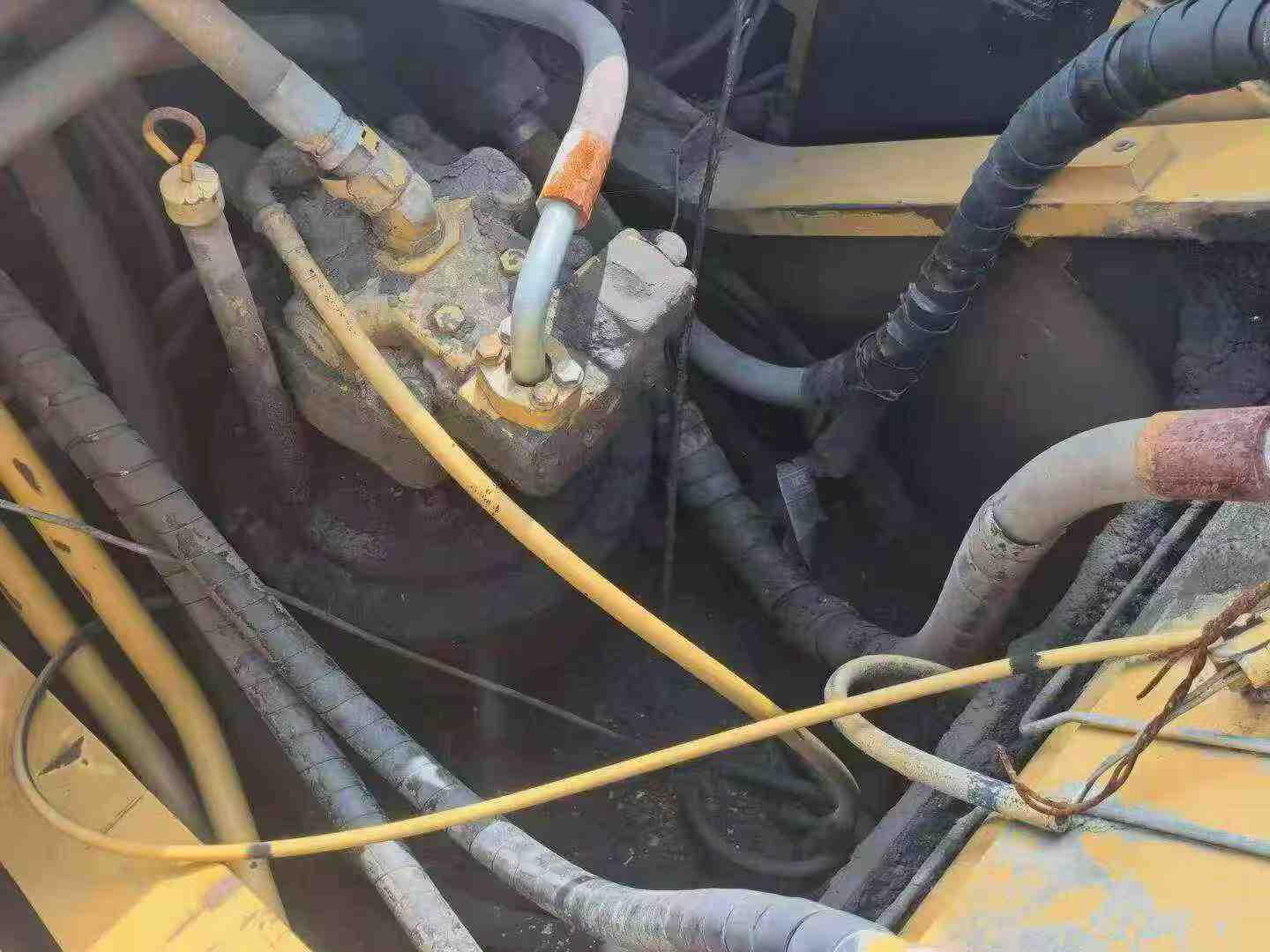 شراء حفارة Caterpillar 325B مستعملة / 5