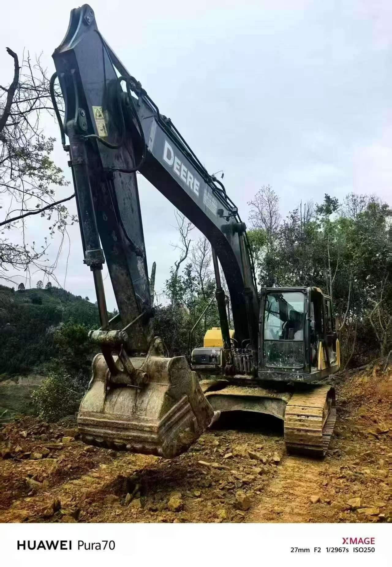 Compre Escavadeira JohnDeere E240 Usada / 3 Compre Escavadeira JohnDeere E240 Usada / 3