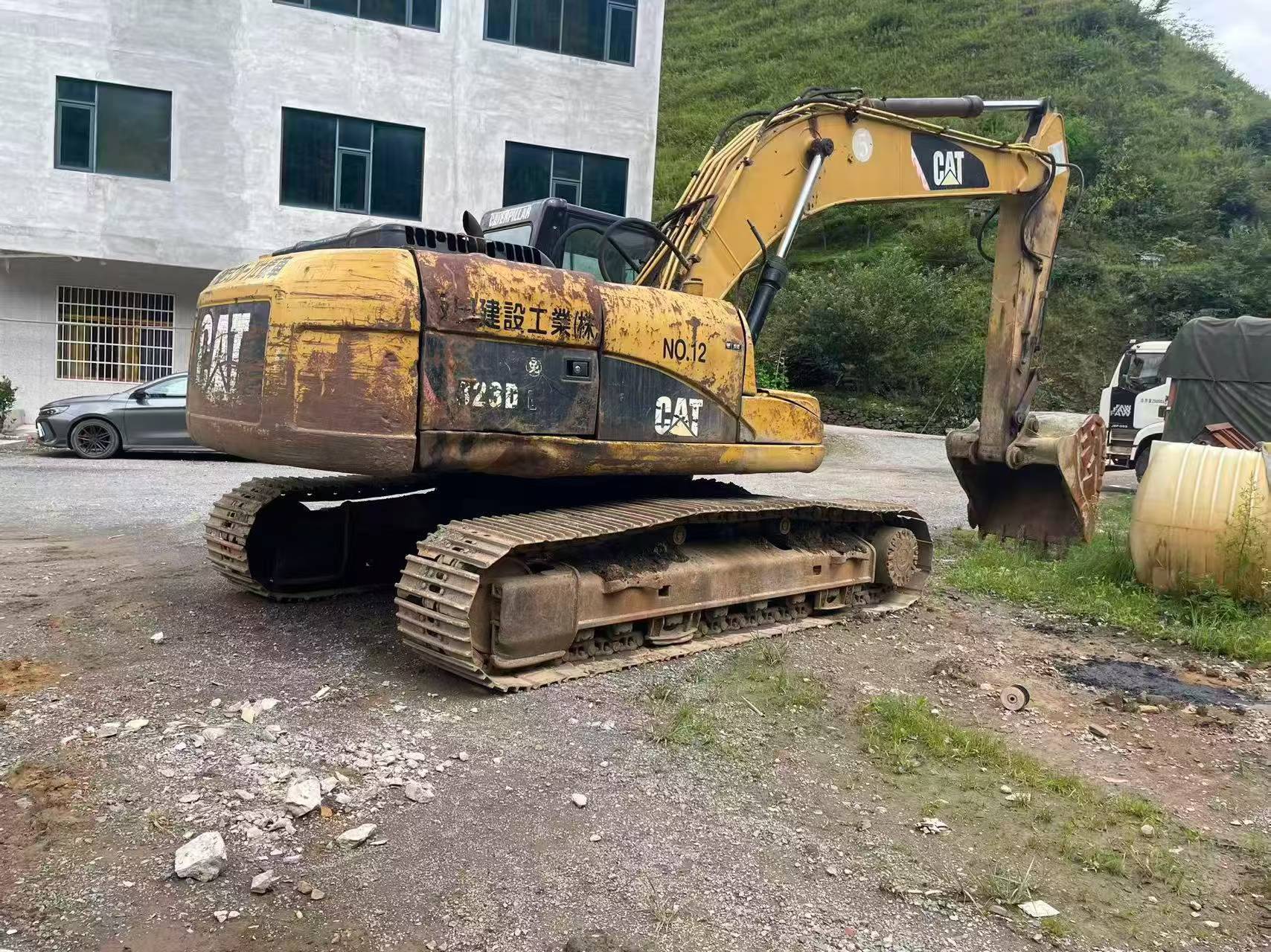 Compre Excavadora Caterpillar 323DL Usada / 2