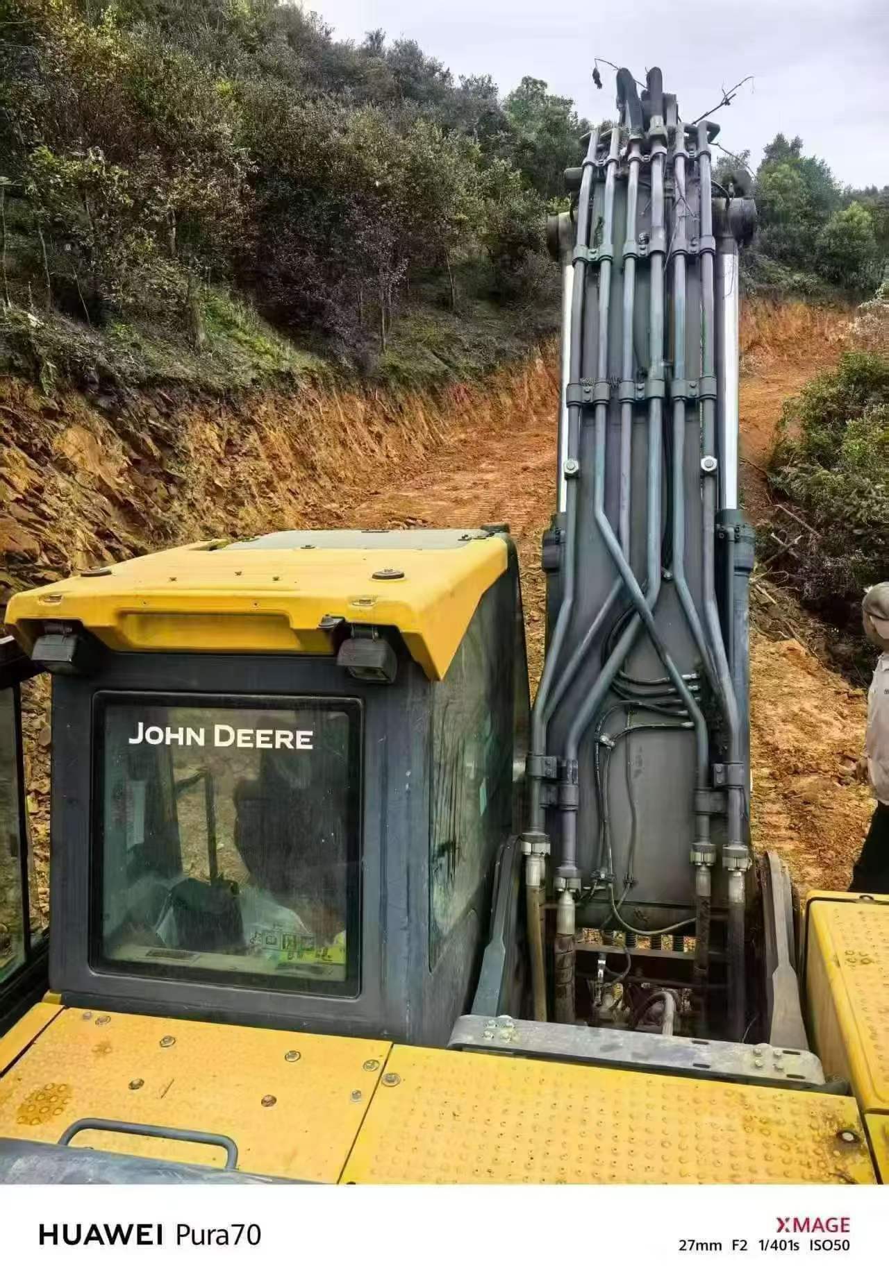 Compre Escavadeira JohnDeere E240 Usada / 2 Compre Escavadeira JohnDeere E240 Usada / 2
