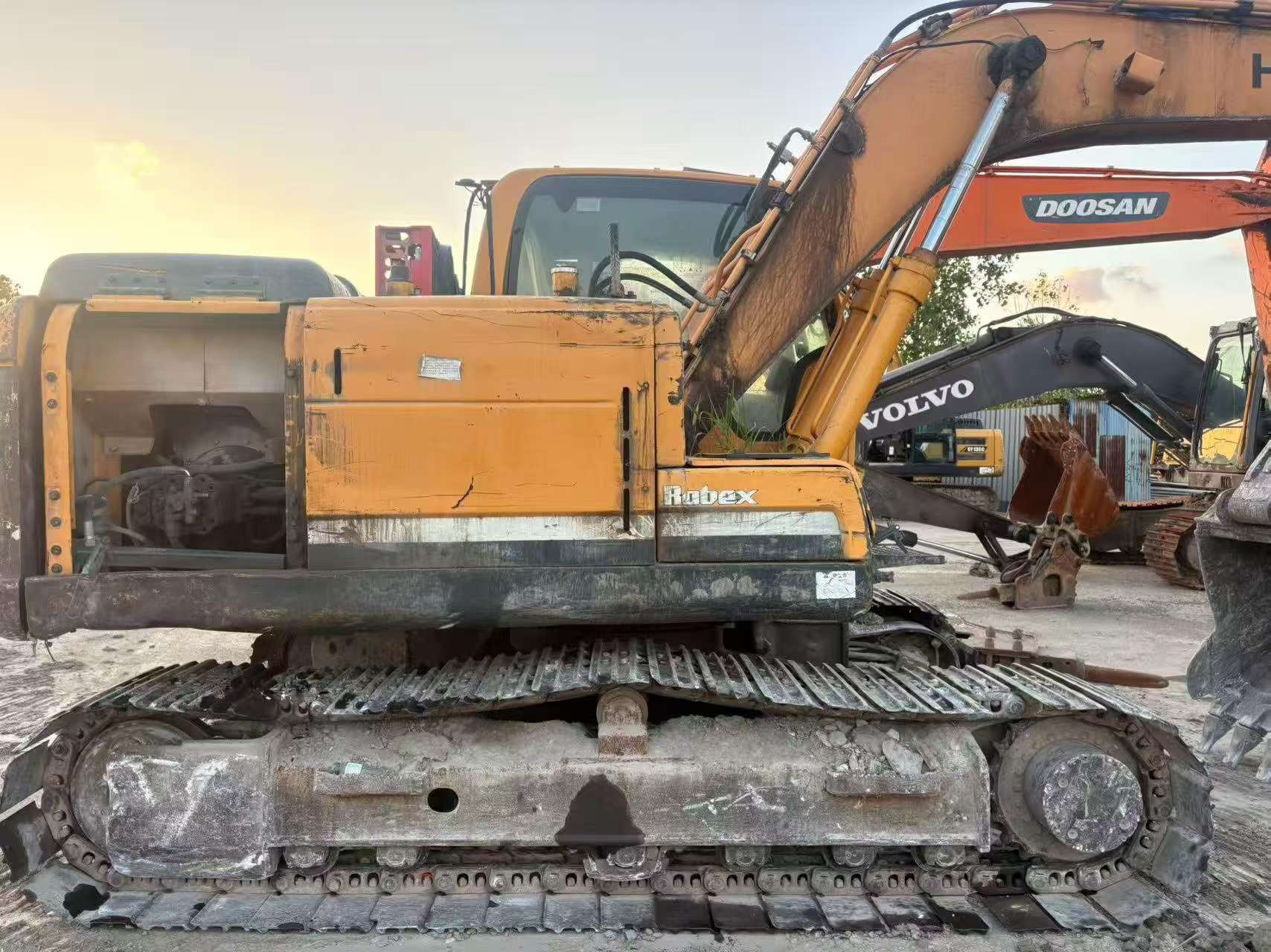 شراء حفارة Hyundai R150-7 مستعملة / 3