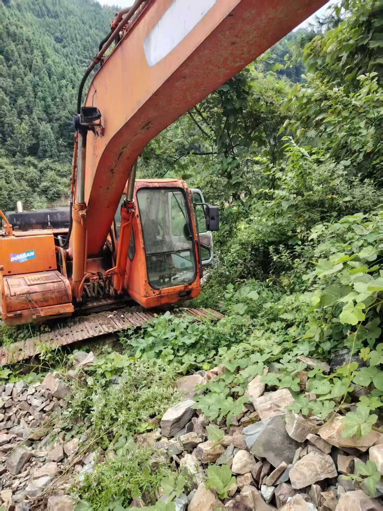 Compre Escavadeira Doosan DH215-7 Usada / 2 Compre Escavadeira Doosan DH215-7 Usada / 2