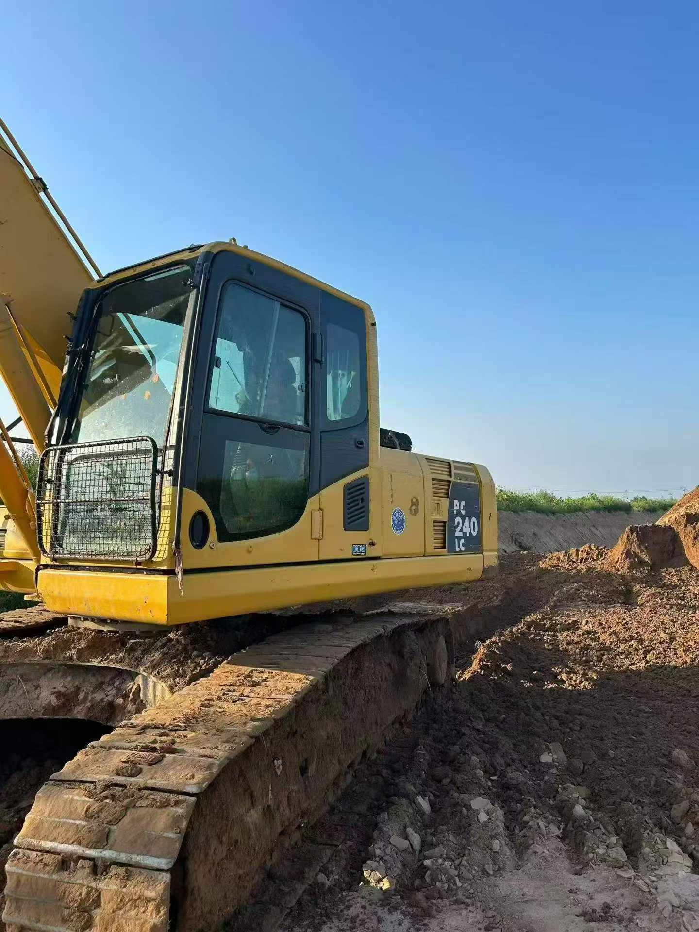 Compre Excavadora Komatsu PC240-6 Usada / 2 Compre Excavadora Komatsu PC240-6 Usada / 2