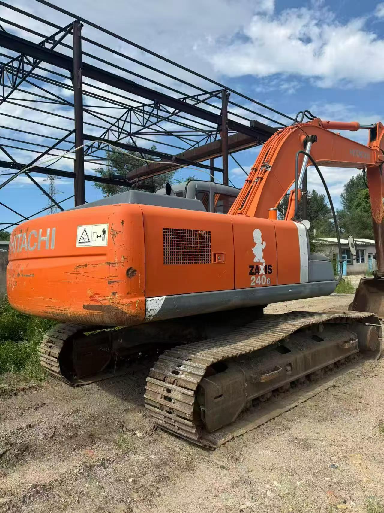 Compre Escavadeira Hitachi ZX240 Usada / 2