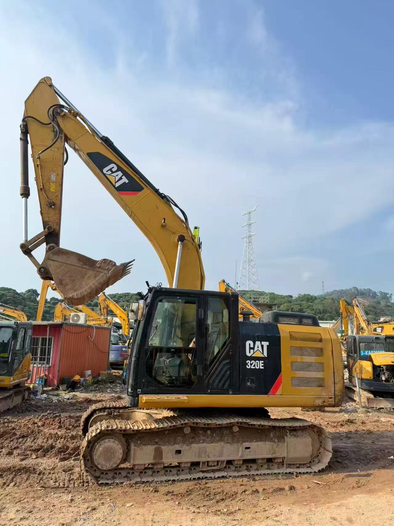 Compre Escavadeira Caterpillar 320E Usada / 3