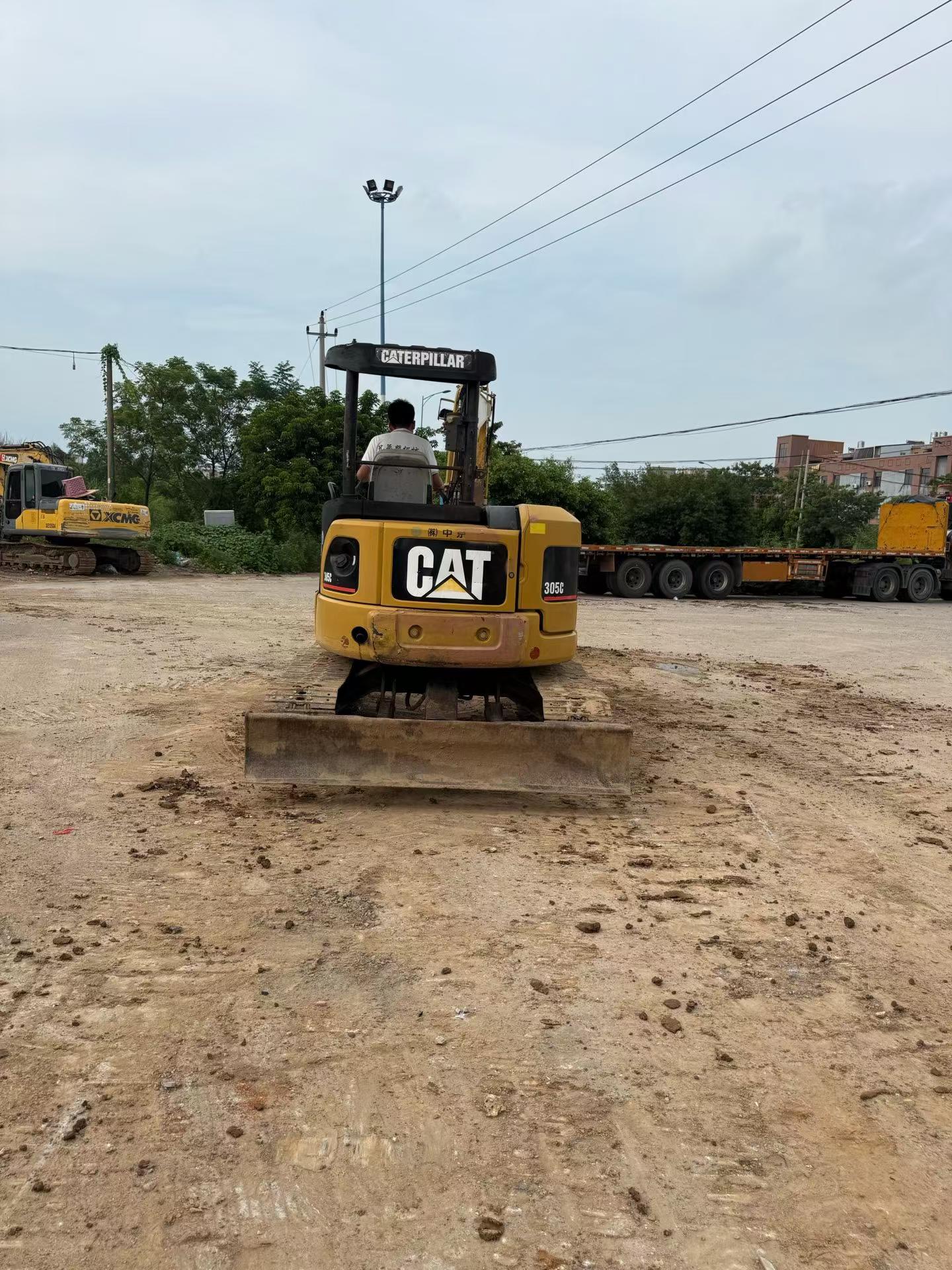 شراء حفارة Caterpillar 305B مستعملة / 3