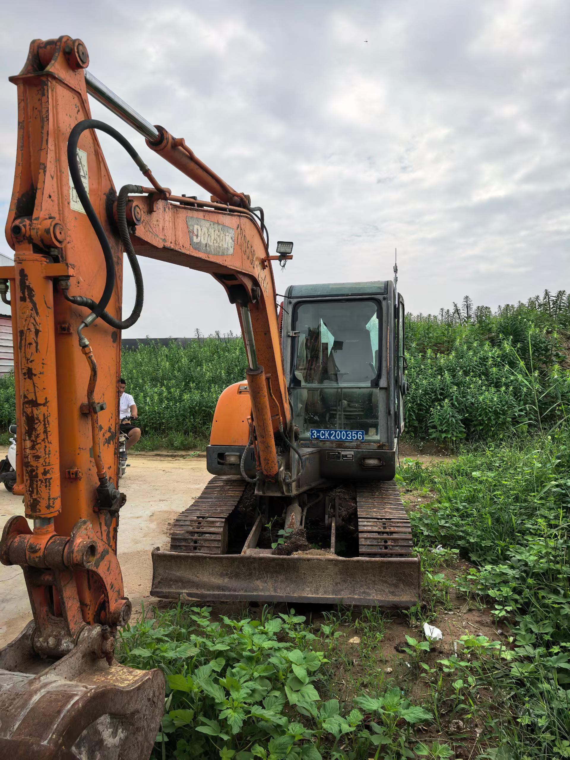 Compre Escavadeira Doosan DH60 Usada / 2 Compre Escavadeira Doosan DH60 Usada / 2