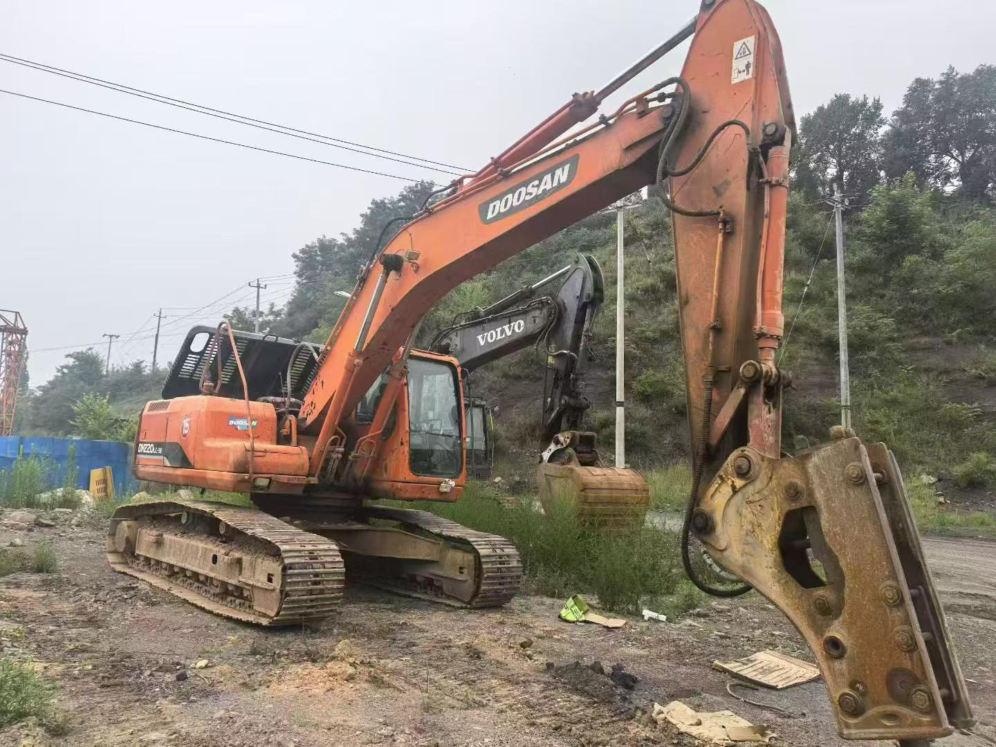 Купить Подержанный Экскаватор Doosan DH220 / 2 Купить Подержанный Экскаватор Doosan DH220 / 2