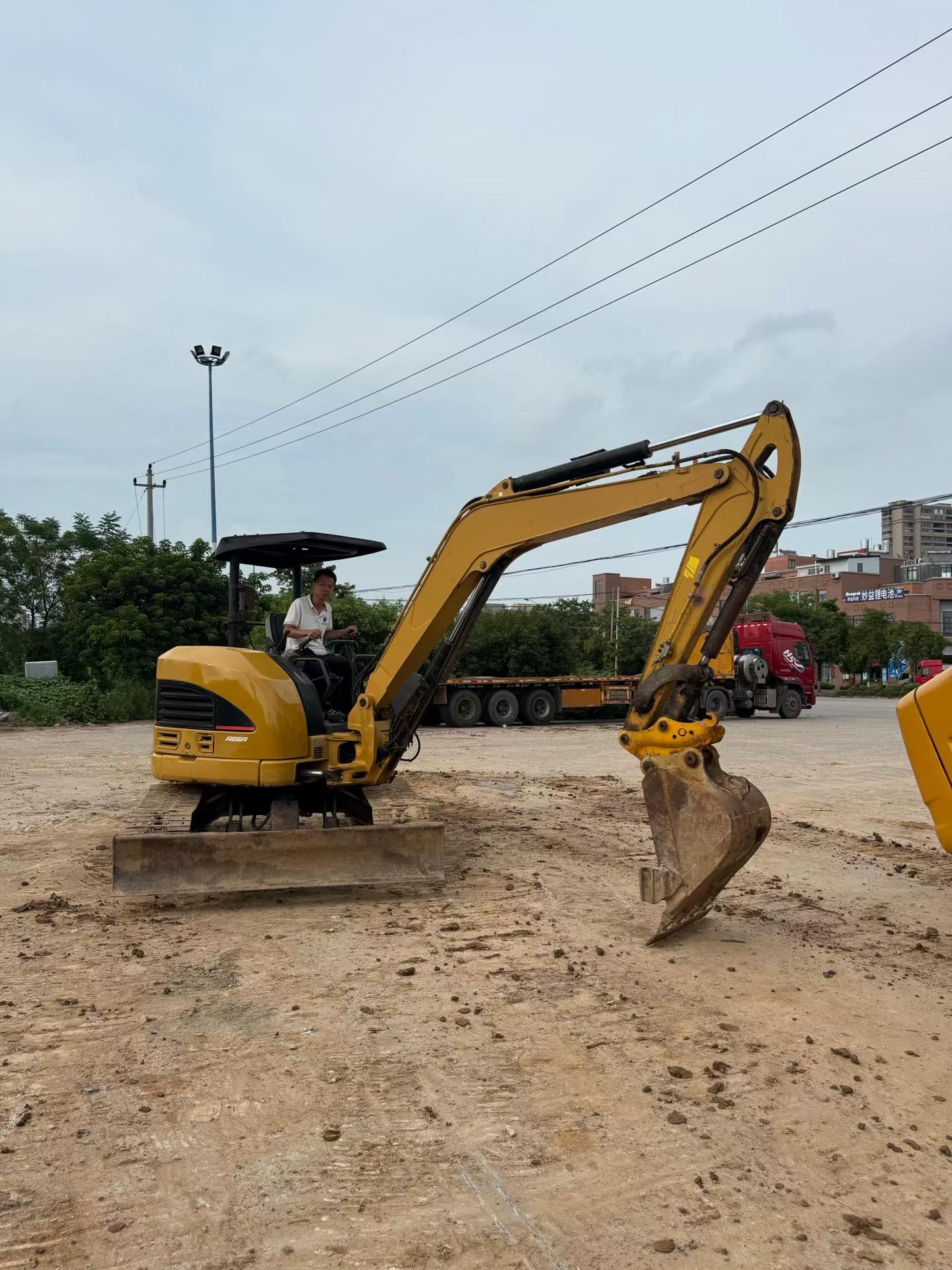 شراء حفارة Caterpillar 305B مستعملة / 2