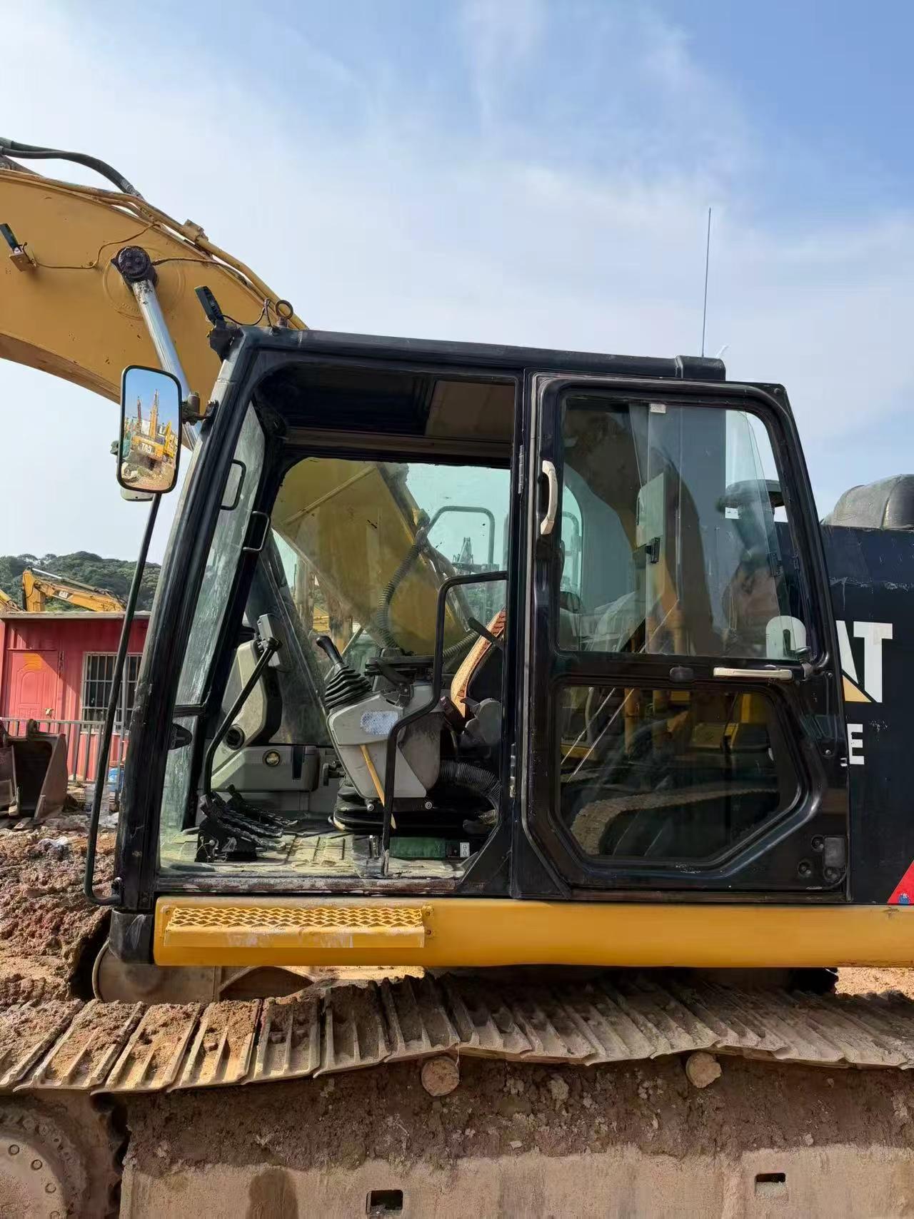 Compre Escavadeira Caterpillar 320E Usada / 4