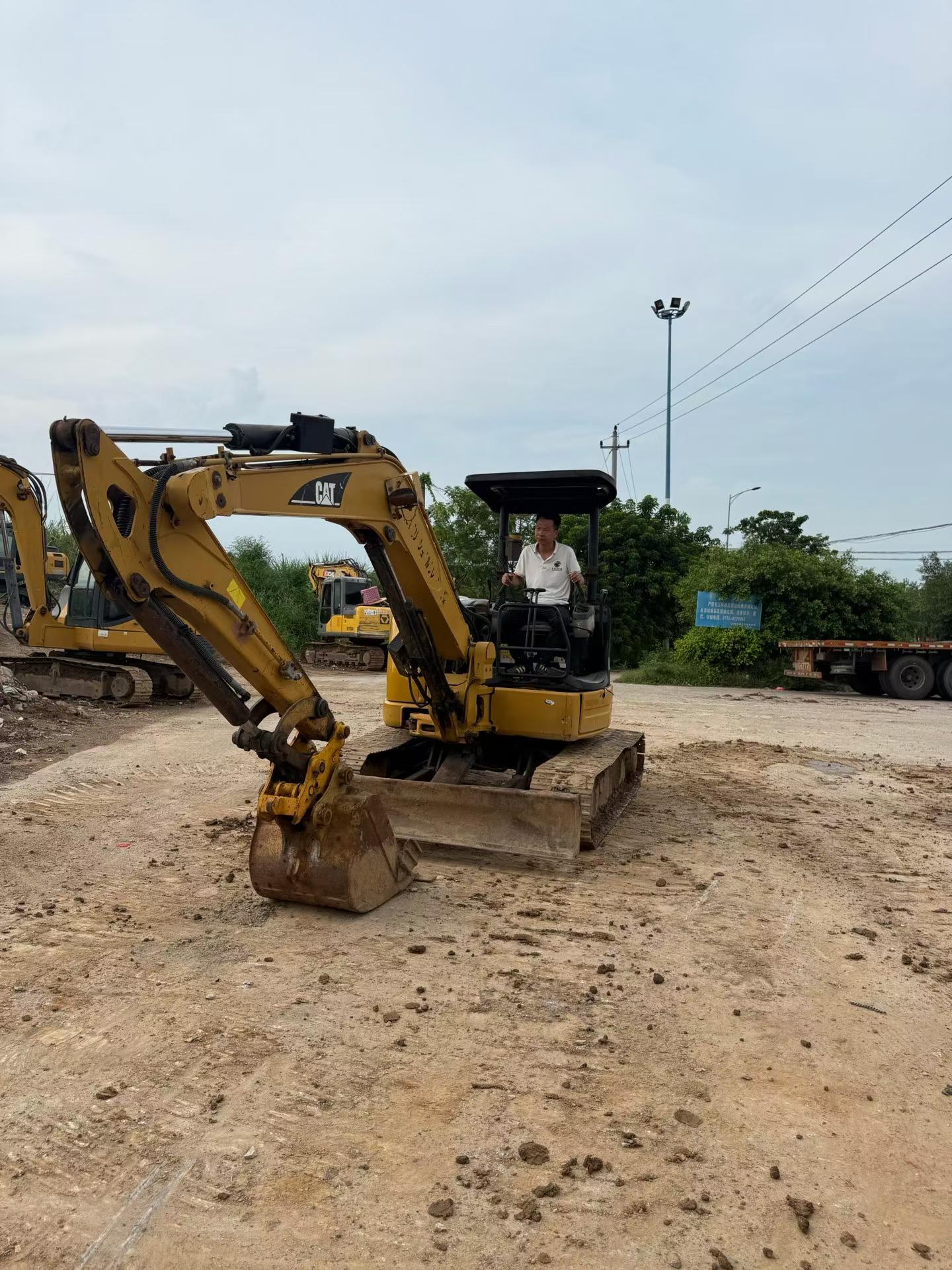 شراء حفارة Caterpillar 305B مستعملة / 9