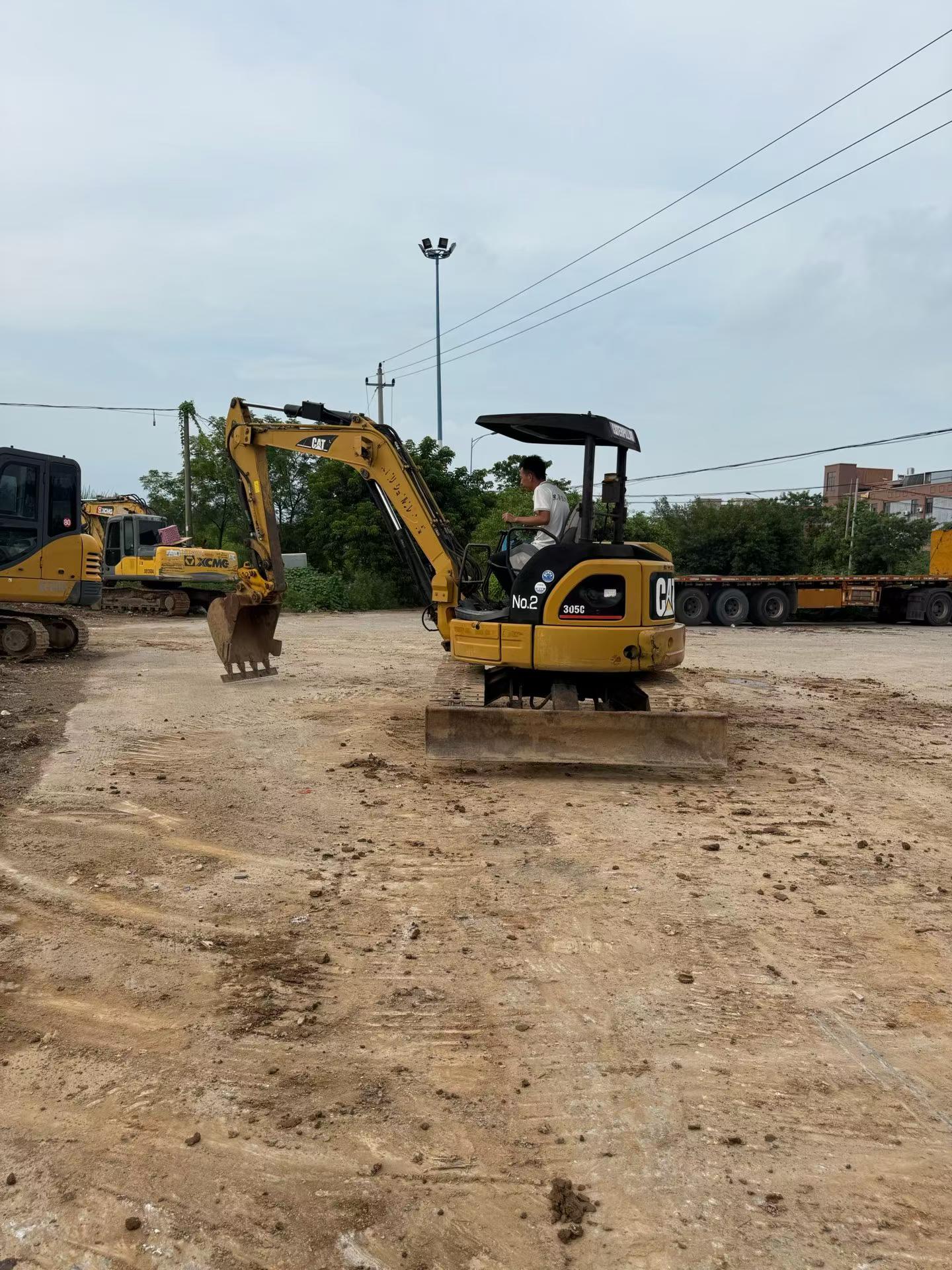 شراء حفارة Caterpillar 305B مستعملة / 6