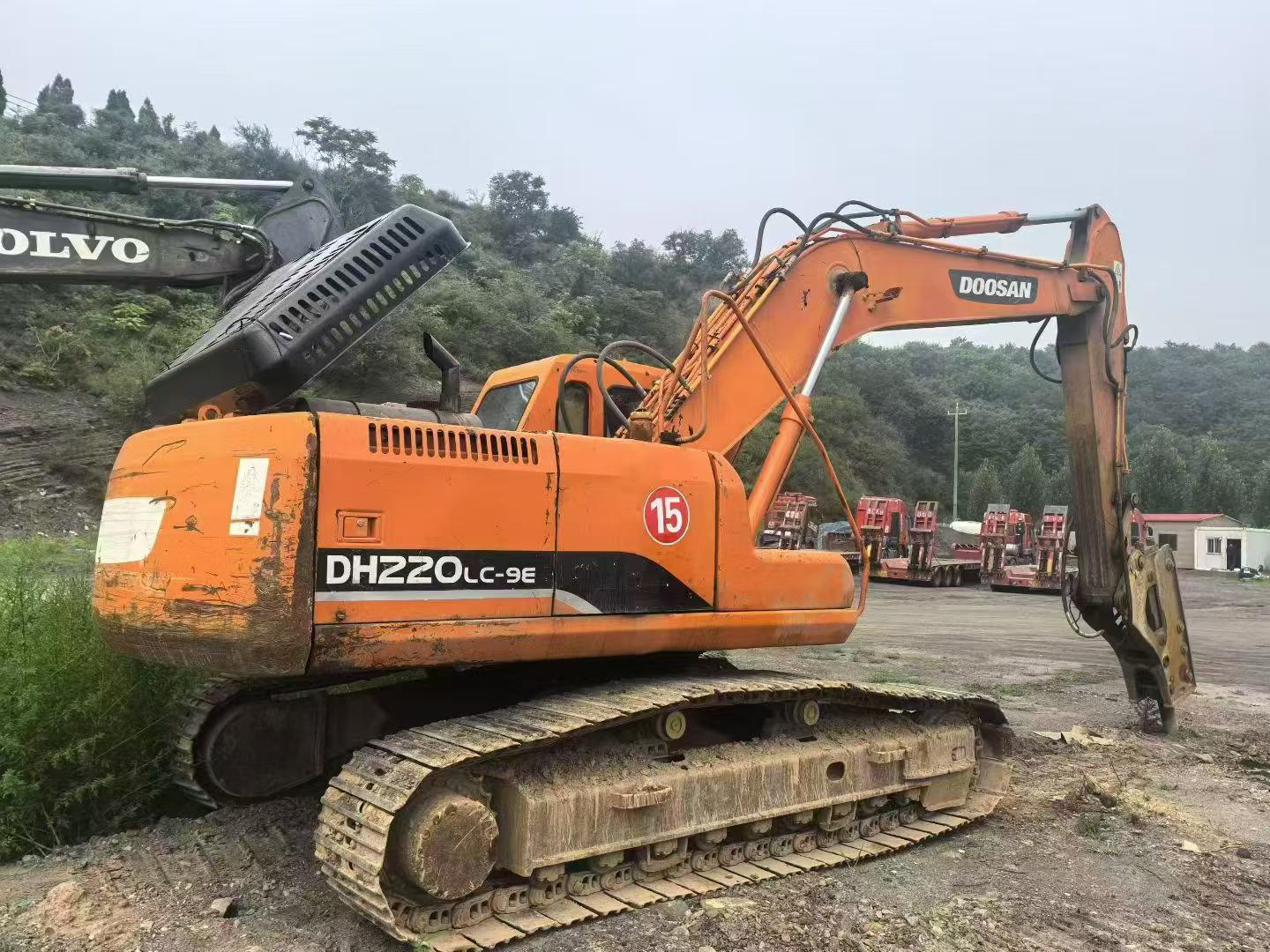 Купить Подержанный Экскаватор Doosan DH220 / 3 Купить Подержанный Экскаватор Doosan DH220 / 3