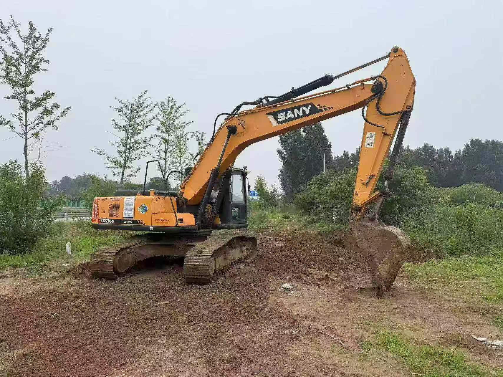 Купить Подержанный Экскаватор Sany SY225C-8 / 2 Купить Подержанный Экскаватор Sany SY225C-8 / 2