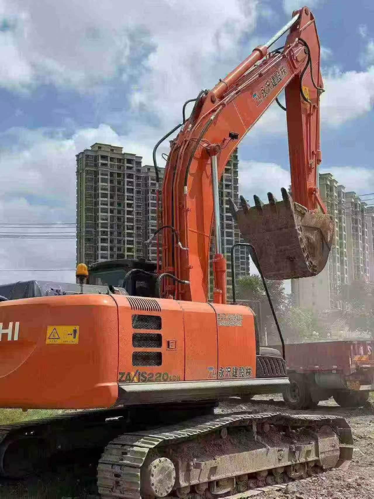 Compre Escavadeira Hitachi EX220LC Usada / 3