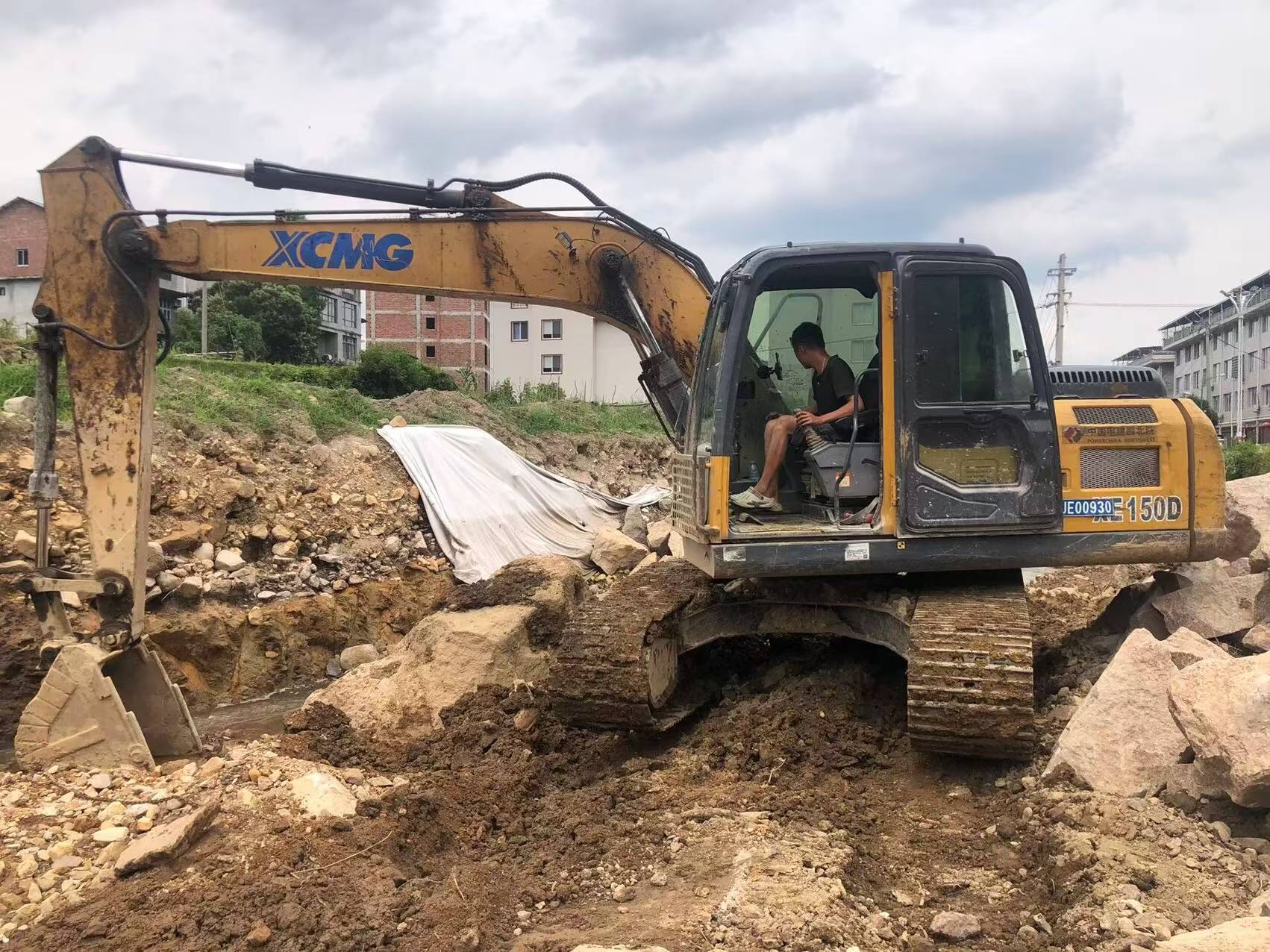 Compre Excavadora XCMG XE150 Usada / 3
