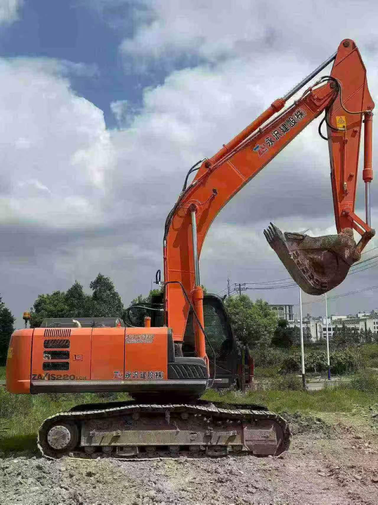 Compre Escavadeira Hitachi EX220LC Usada / 2