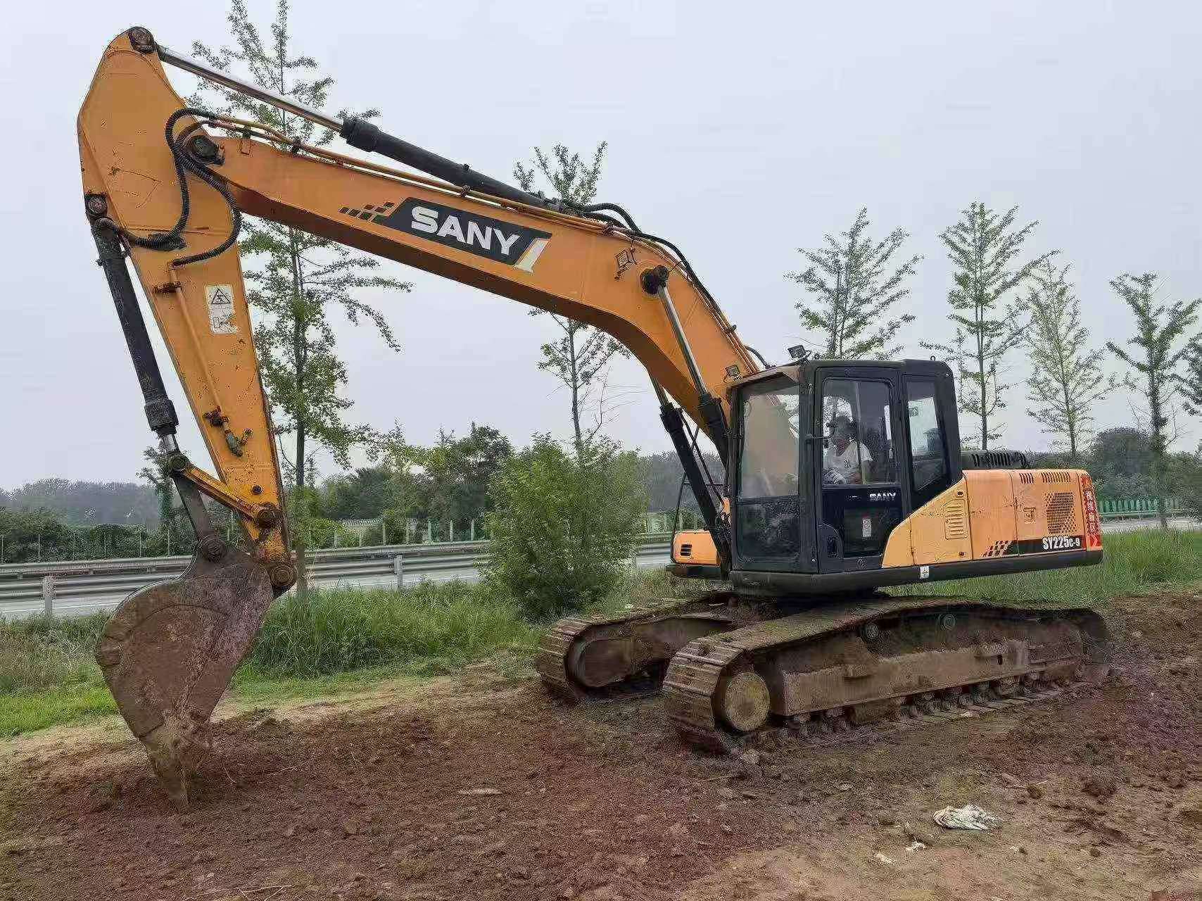 Купить Подержанный Экскаватор Sany SY225C-8 / 9 Купить Подержанный Экскаватор Sany SY225C-8 / 9