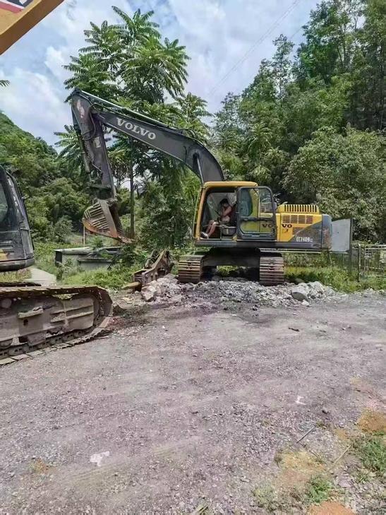 Buy Volvo EC210B Used Excavator / 1