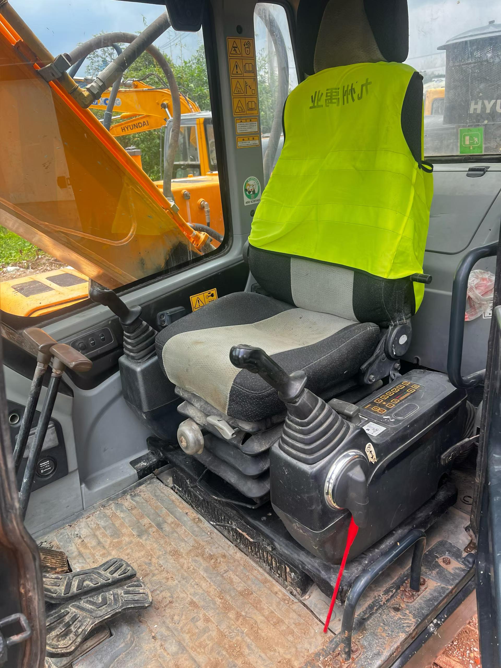 Buy Hyundai R215-7 Used Excavator / 8 Buy Hyundai R215-7 Used Excavator / 8