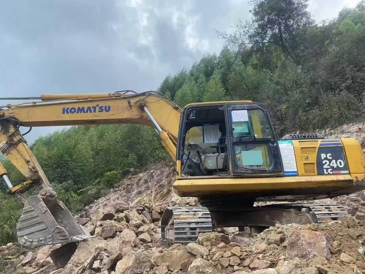 Buy Komatsu PC220-8 Used Excavator / 1