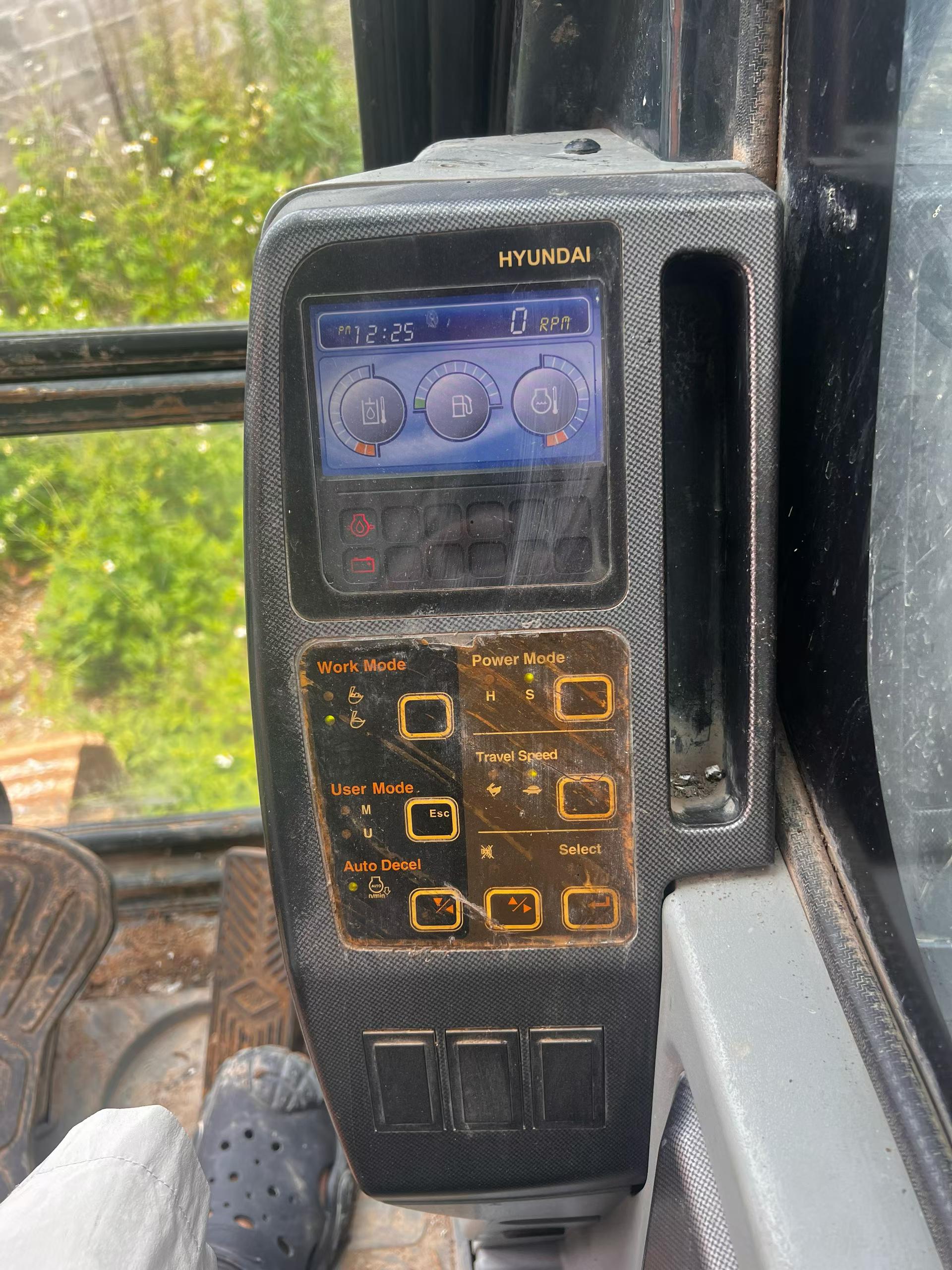 Buy Hyundai R215-7 Used Excavator / 9 Buy Hyundai R215-7 Used Excavator / 9
