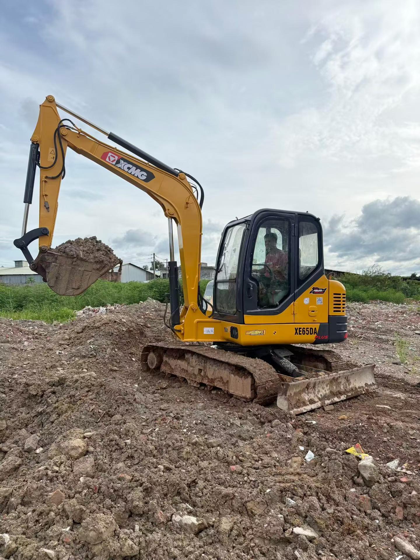 Buy XCMG XE65D Used Excavator / 1