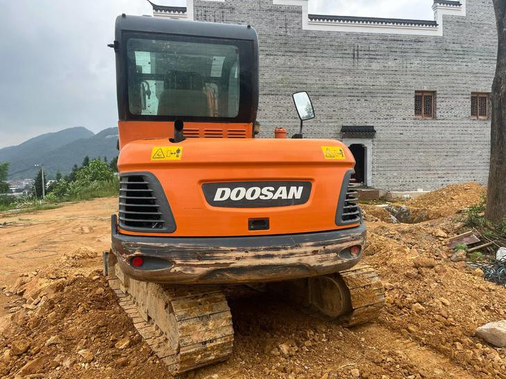 Buy Doosan DH60 Used Excavator / 1