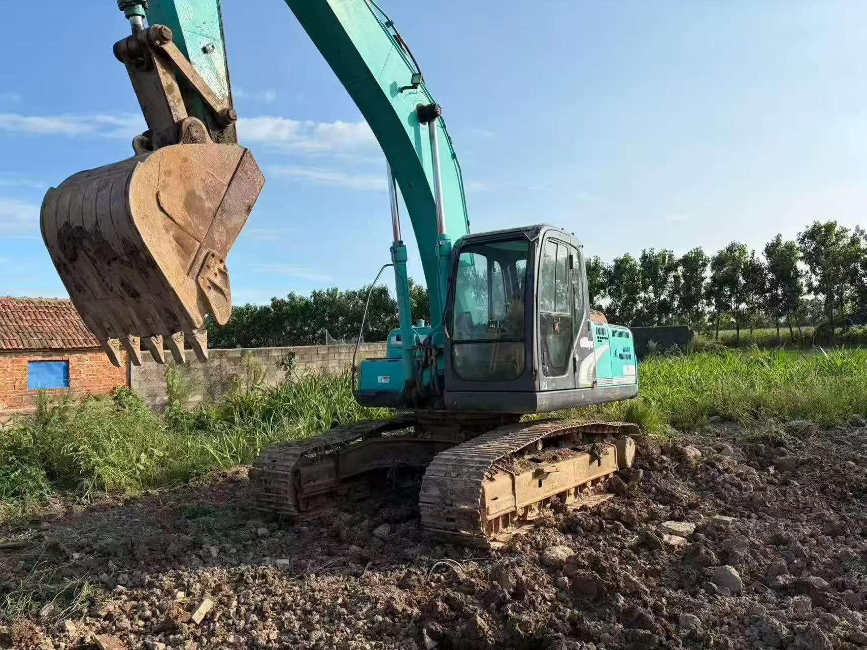 Buy Kobelco SK200 Used Excavator / 1