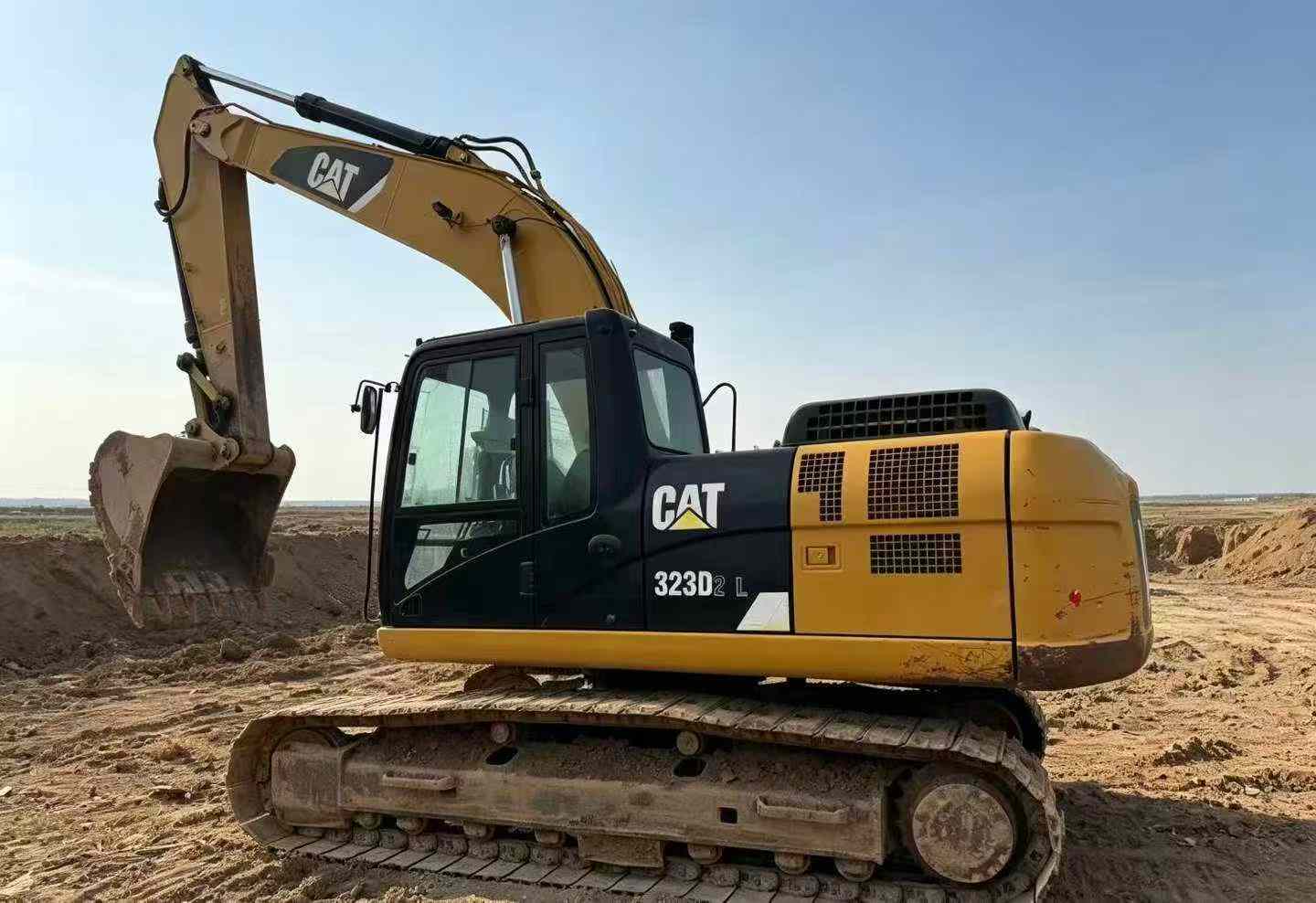 Buy Caterpillar 323D2L Used Excavator / 3 Buy Caterpillar 323D2L Used Excavator / 3