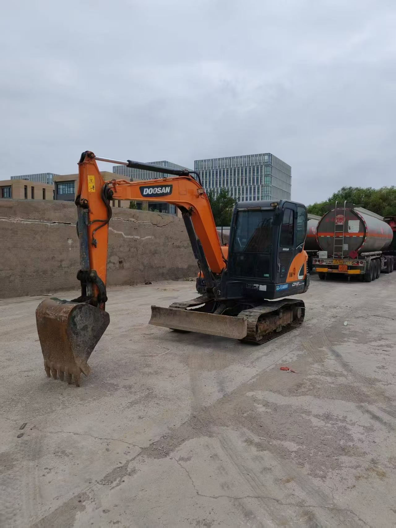 Buy Doosan DH60 Used Excavator / 4 Buy Doosan DH60 Used Excavator / 4