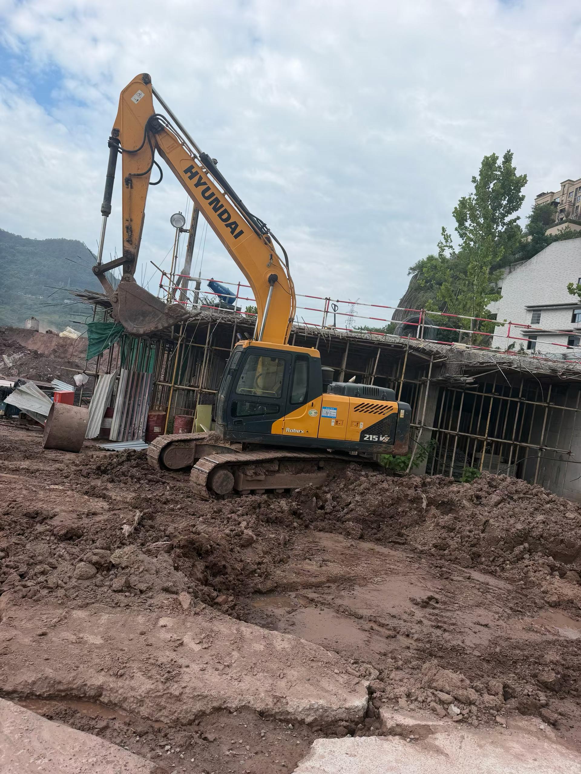 Buy Hyundai R215-7 Used Excavator / 1