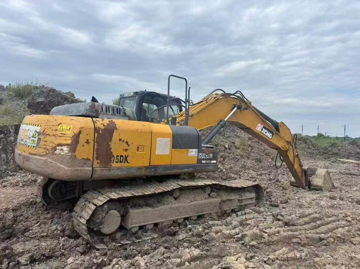 Buy XCMG XE270DK Used Excavator / 1