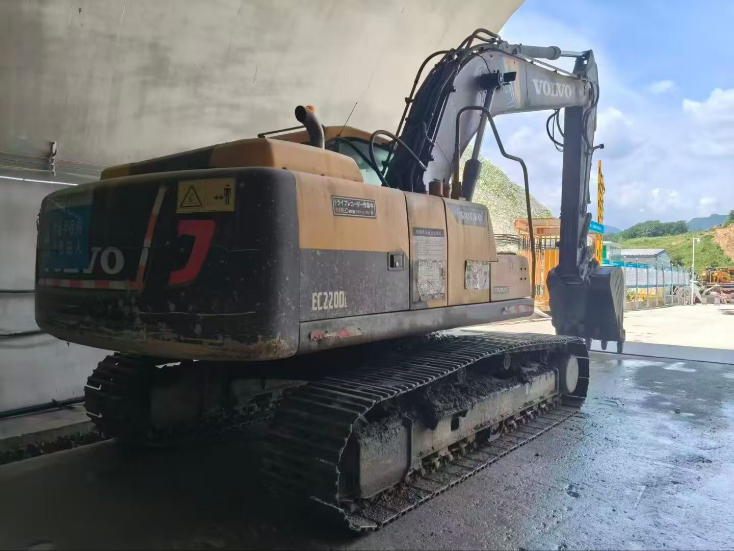 Buy Volvo EC220D Used Excavator / 3 Buy Volvo EC220D Used Excavator / 3
