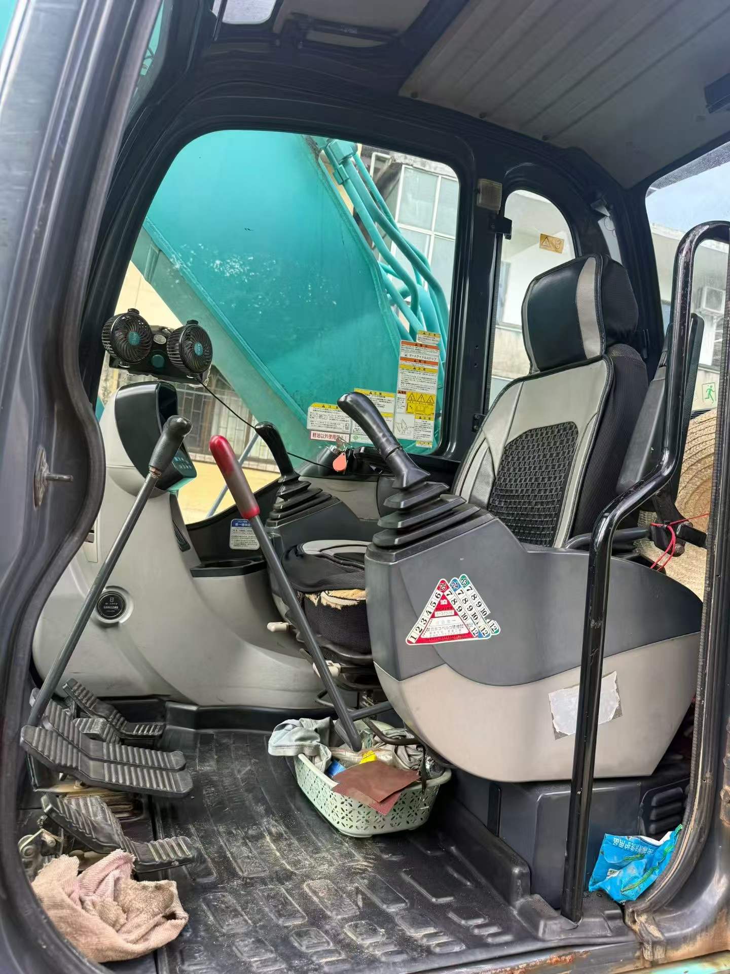 Buy Kobelco SK200-11 Used Excavator / 2 Buy Kobelco SK200-11 Used Excavator / 2