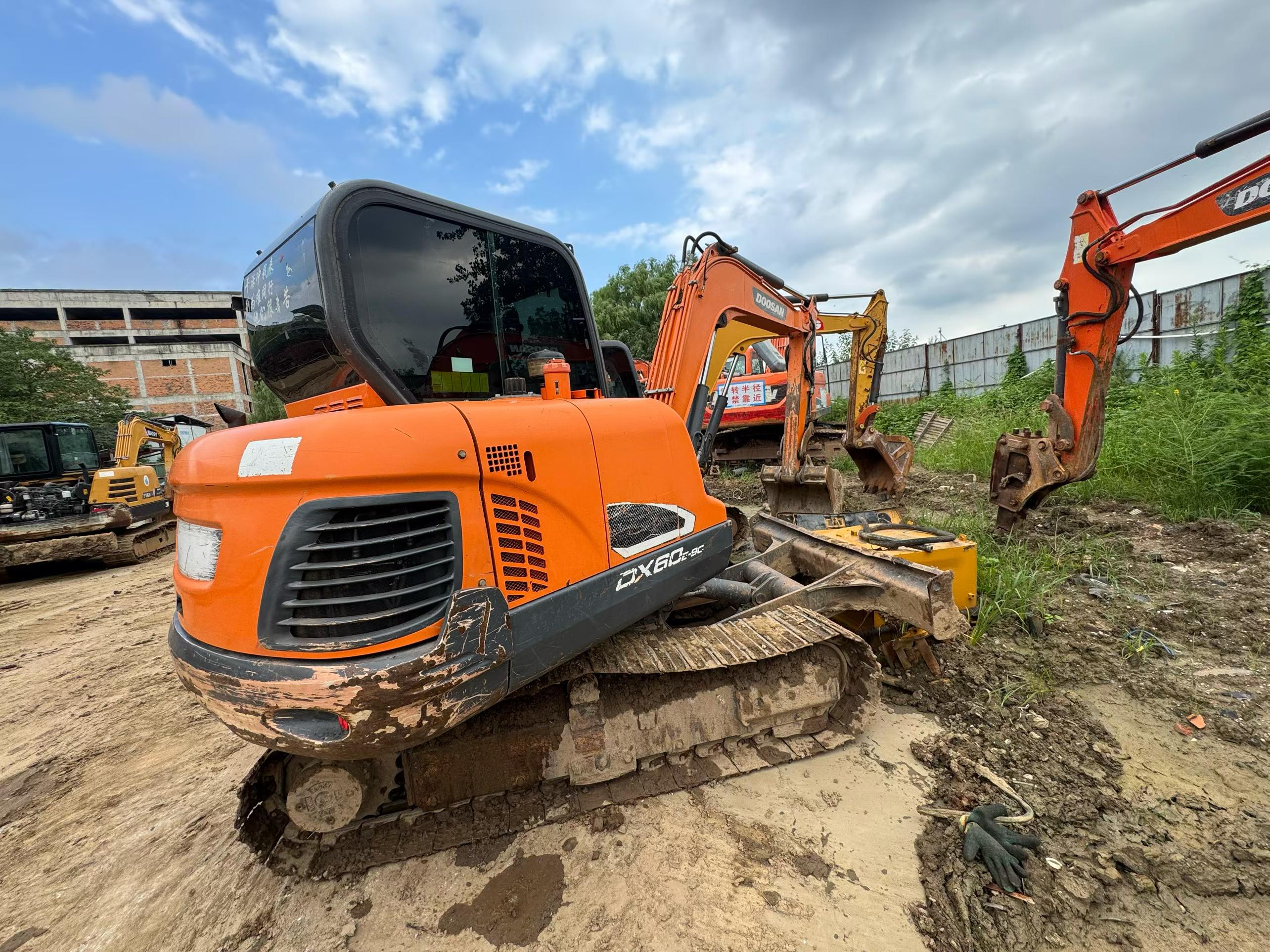 Buy Doosan DH60 Used Excavator / 1