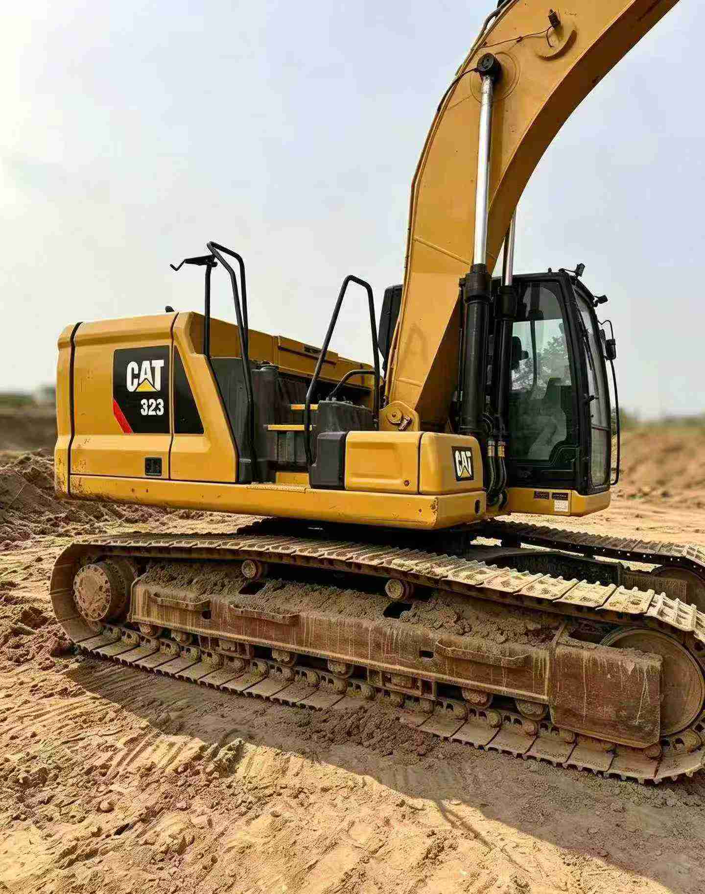 Buy Caterpillar 323 Used Excavator / 1