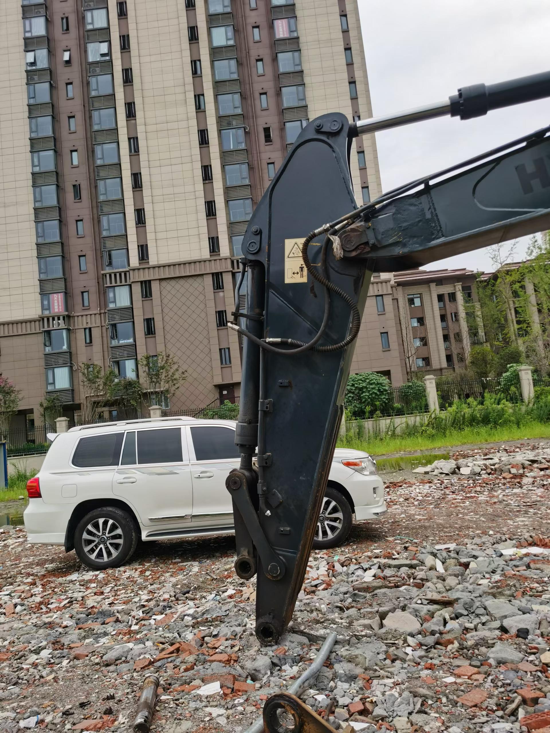 Buy Hyundai R275LVS Used Excavator / 1