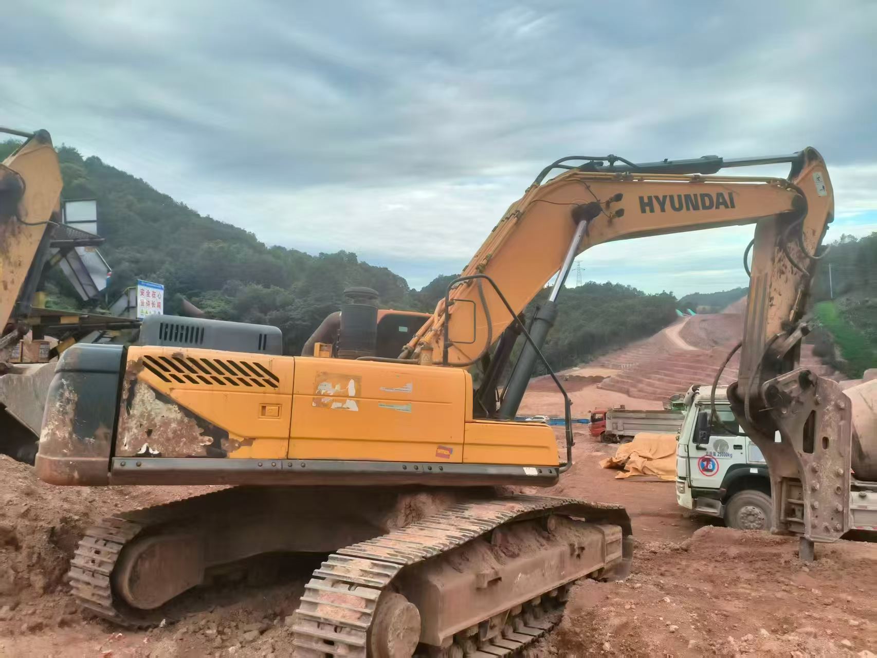 Buy Hyundai R385LVS Used Excavator / 9 Buy Hyundai R385LVS Used Excavator / 9