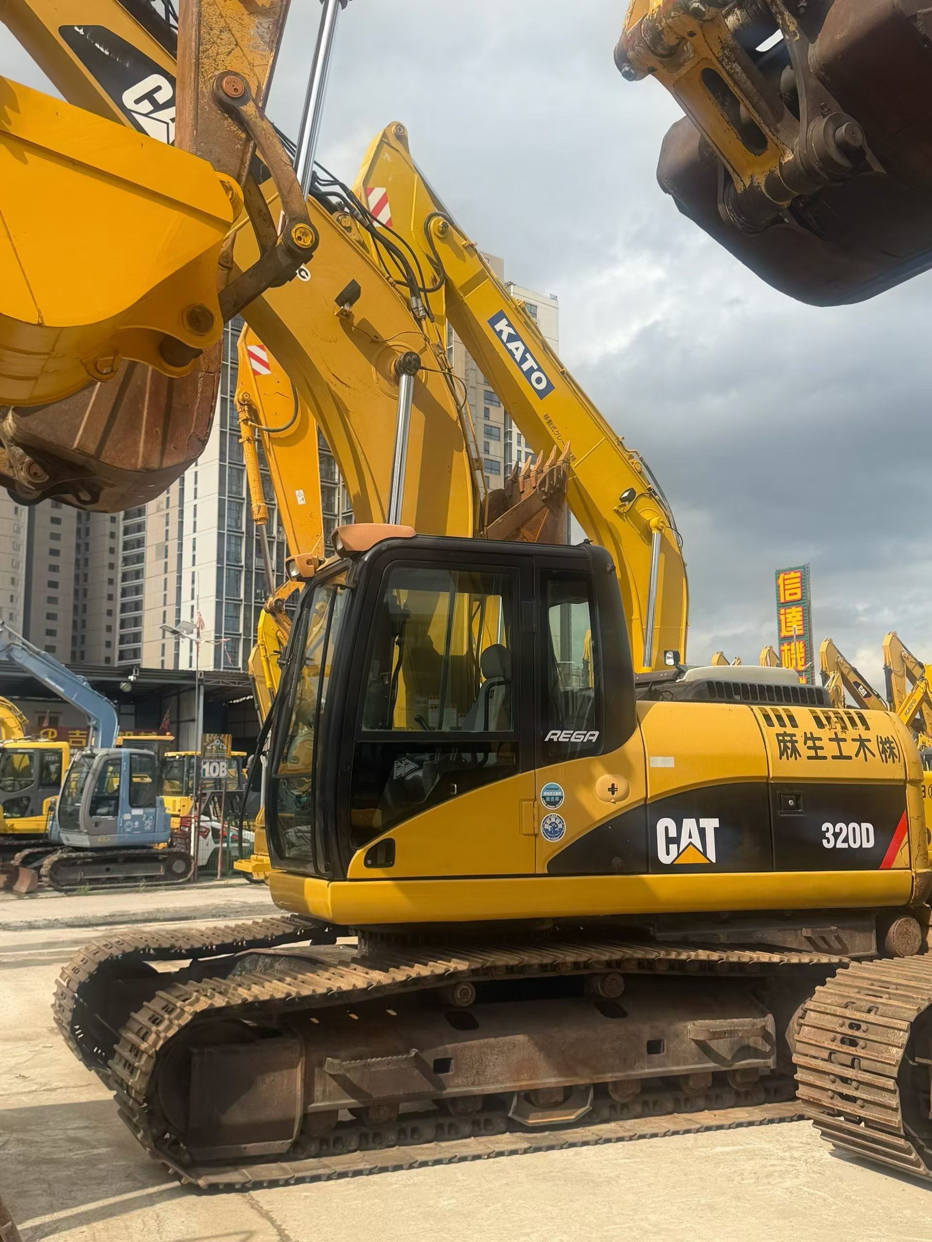 Buy Caterpillar 320D Used Excavator / 2 Buy Caterpillar 320D Used Excavator / 2