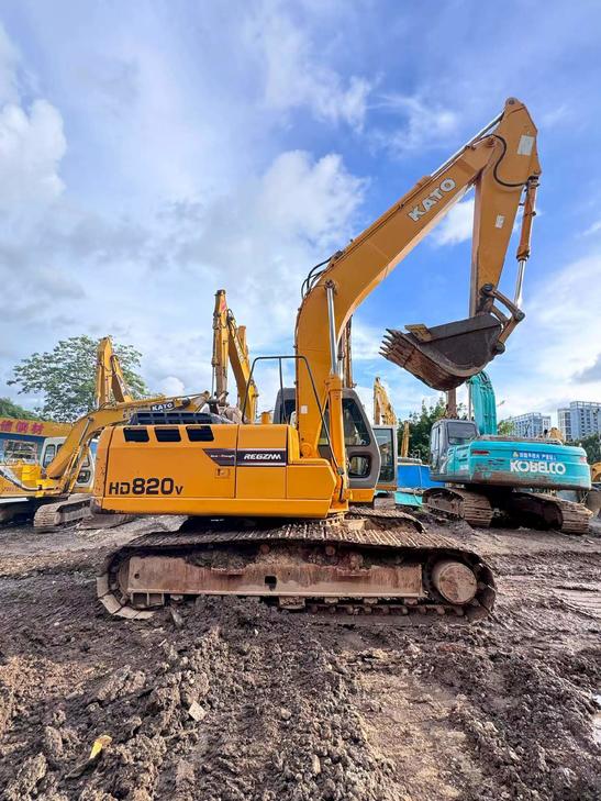 Buy Kato HD820V Used Excavator / 1