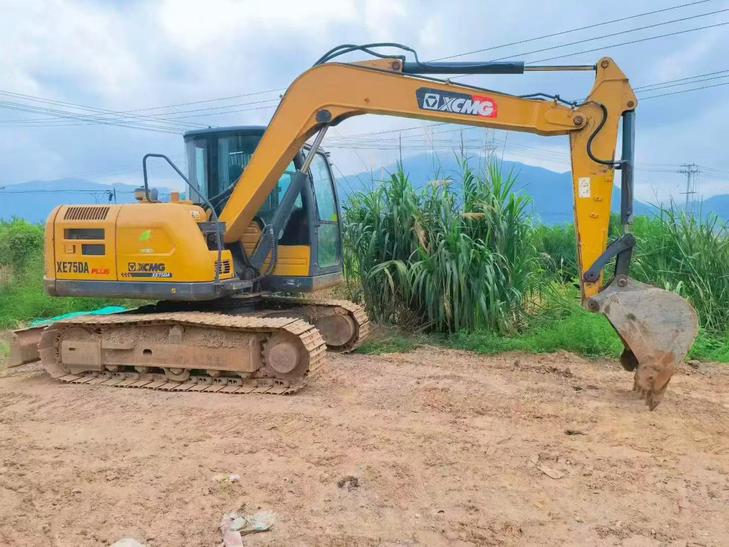 Buy XCMG XE75C Used Excavator / 1