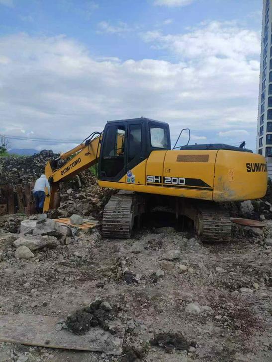 Buy Sumitomo SH200A5 Used Excavator / 1
