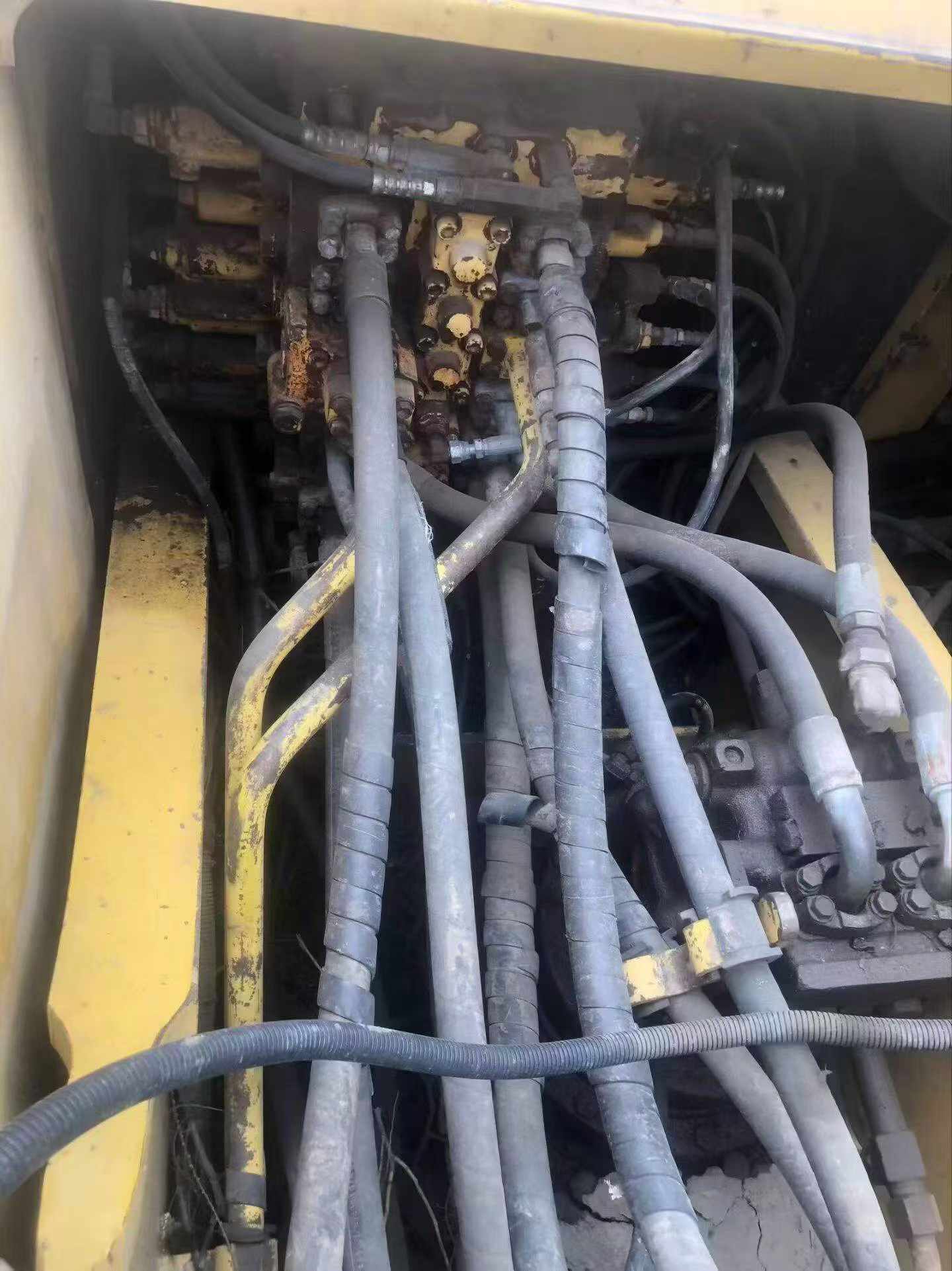 Buy Komatsu PC200-7 Used Excavator / 6
